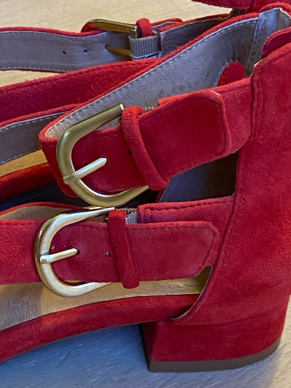 New! BETTYE MULLER Red Suede Strappy Gold Buckle Block Heel Sandals - Size 7.5 - Picture 5 of 6